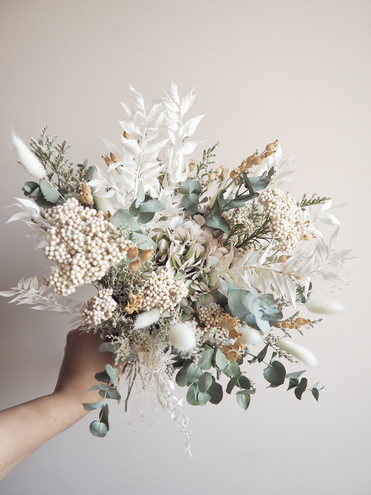 Bouquet blanc et vert de gris – Atelier Lonicera