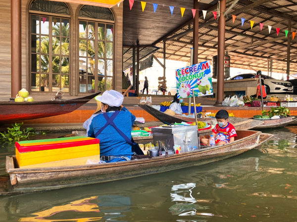Floating Market - ein Eisverkäufer auf dem Boot 
