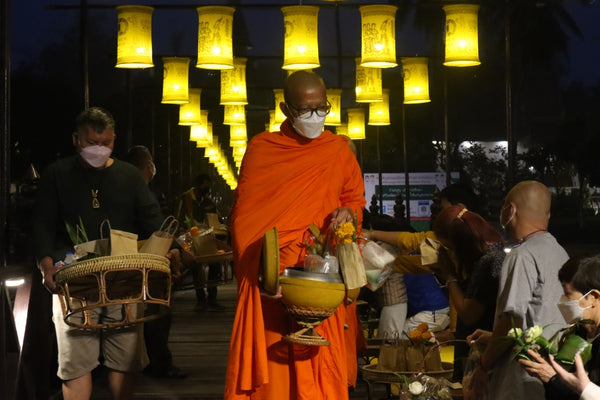 Mönche beim Einsammeln der Spenden