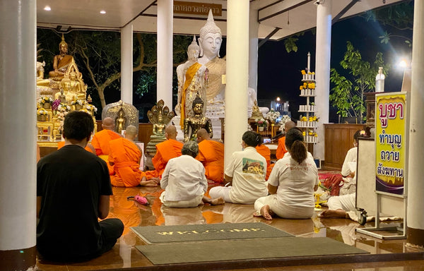 Mönche und Gläubige singen die Buddha Lehre