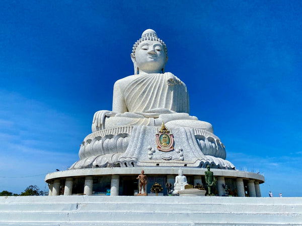 Big Buddha ganz nah, er blick mit seinen friedlichen Augen auf uns hinab