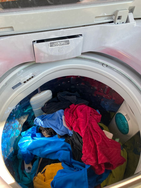 Wäsche in Waschmittel