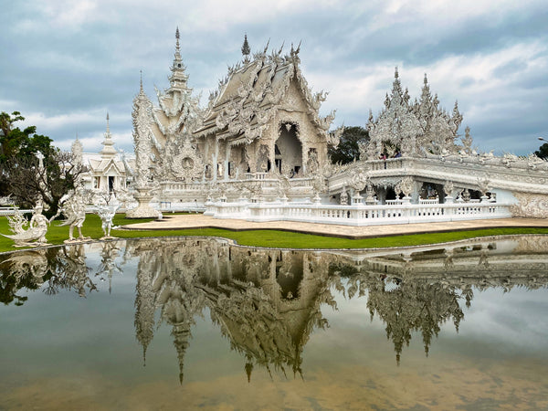 Wat Rong Khun mit Wasserspiegelung