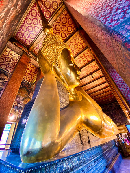 Nahaufnahme des Kopfes vom liegenden Buddha im Wat Pho