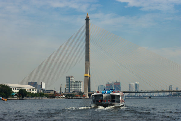 moderne Brücke über den Fluss