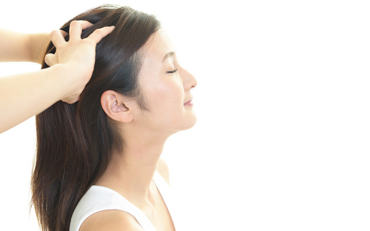  la mujer recibe masaje de cabeza