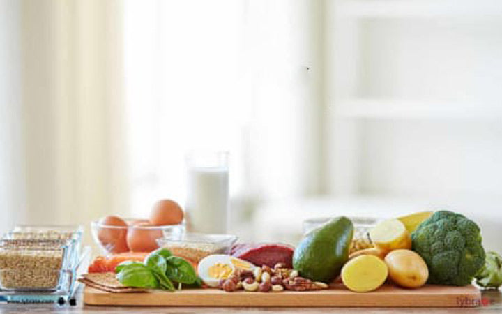 close up de legumes, frutas e carne na mesa de madeira