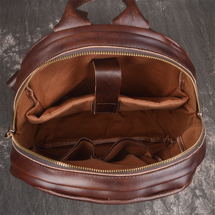 Présentation des poches et grande capacité du sac à dos en cuir