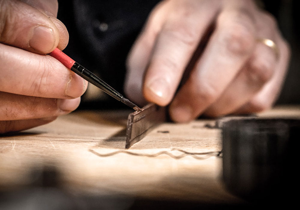 Tulsi leather bracelets - The edging phase - Performed manually with a brush