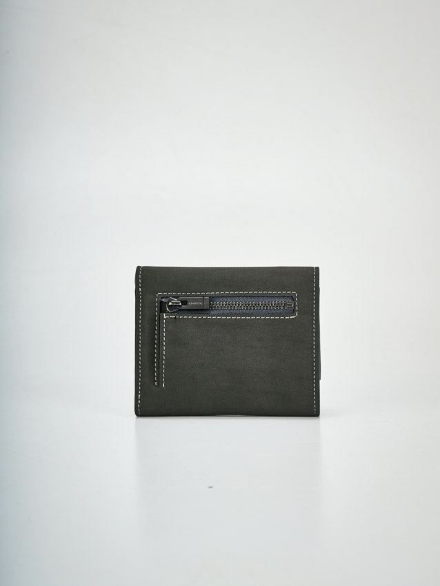 コーンレザー グラフィック三つ折り財布 グレー 背面