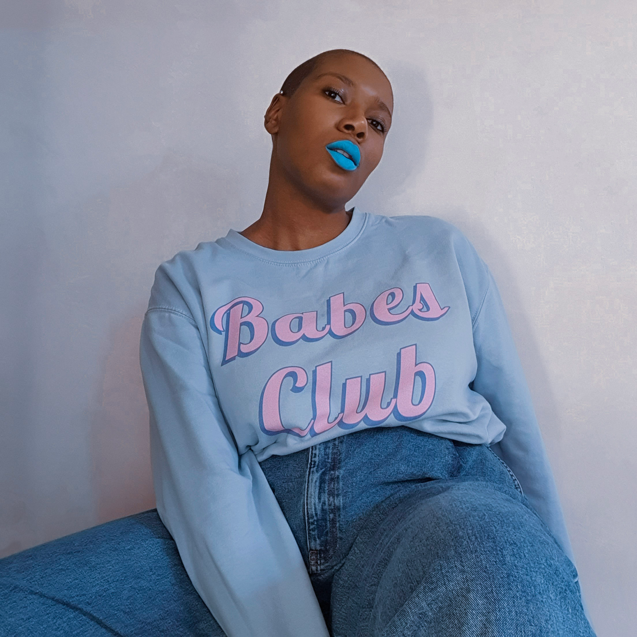 Le sweatshirt babes club existe en coloris bleu pastel