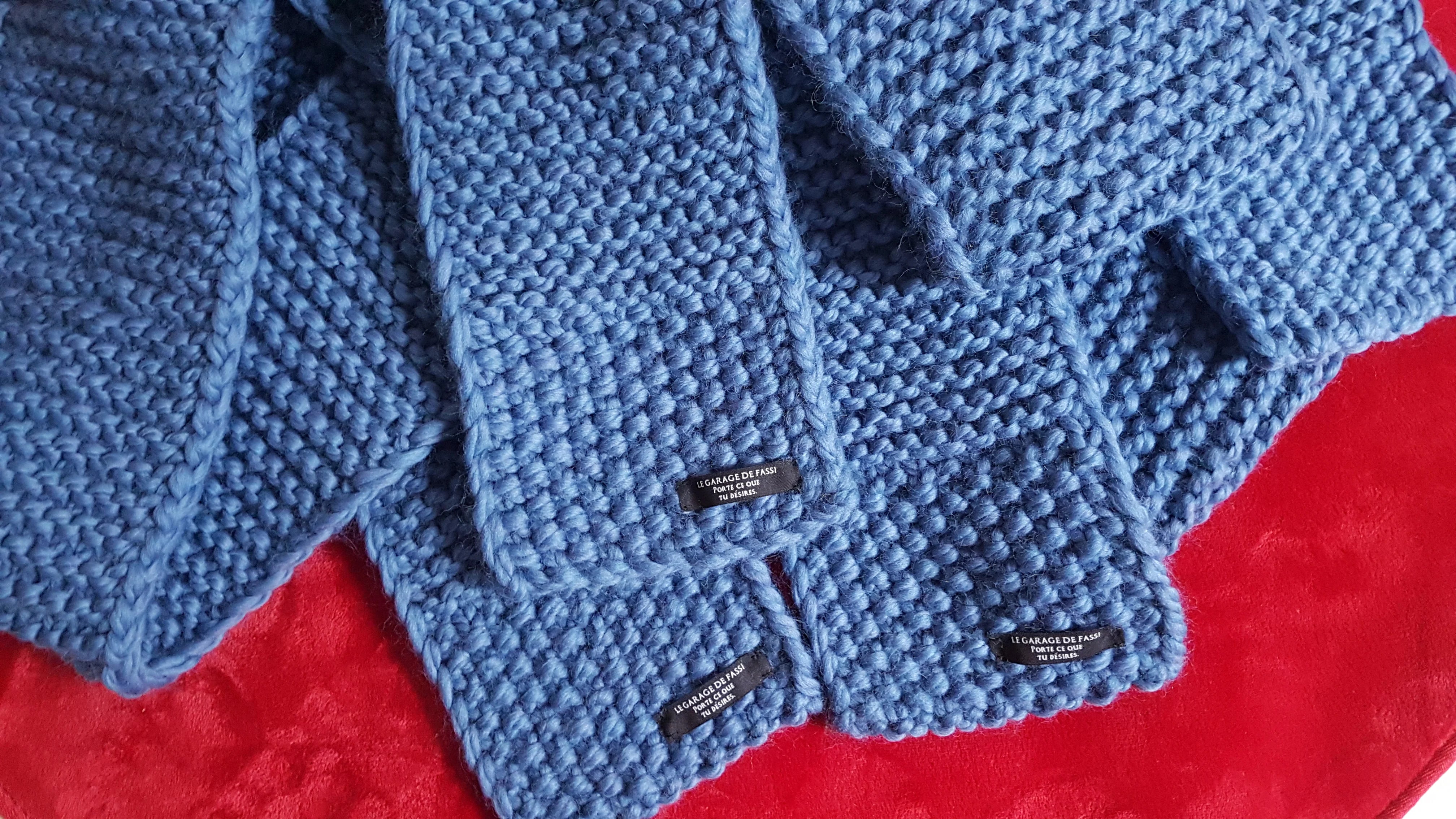 trois écharpes en laine bleue aux couleurs de l'Olympique de Marseille