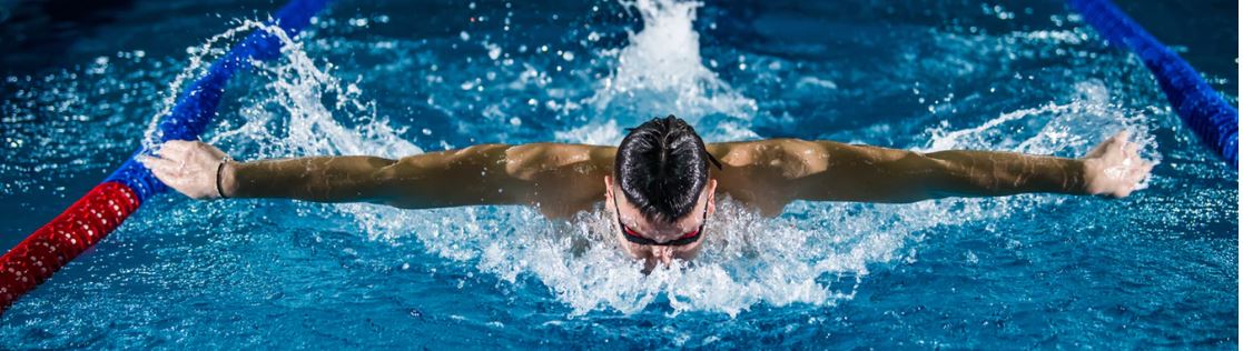 Un sportif en train de nager après avoir consommer du guarana herbalife.