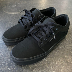 vans chukka low blackout