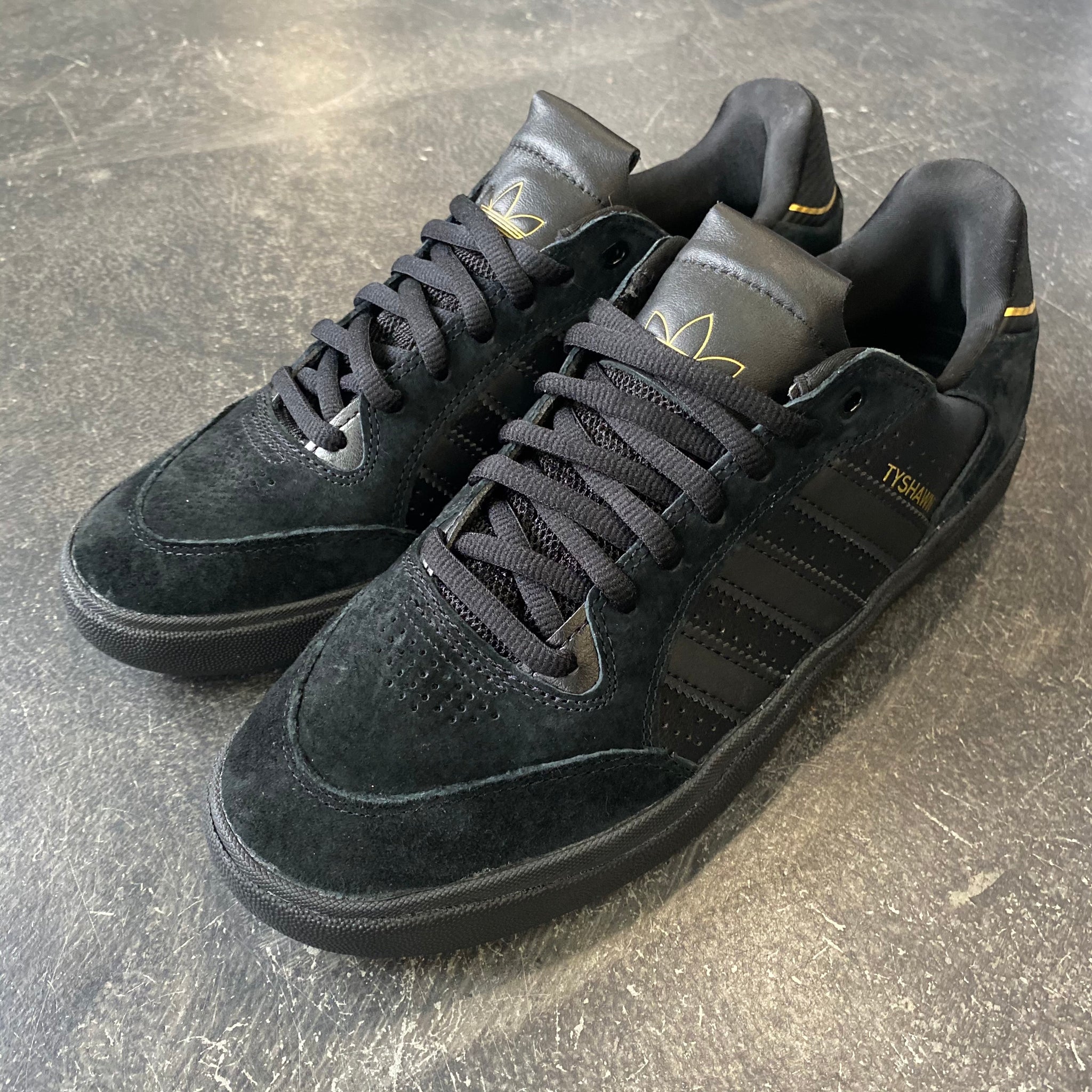 Adidas Tyshawn Low Black/Black/Gold – 561 Skate