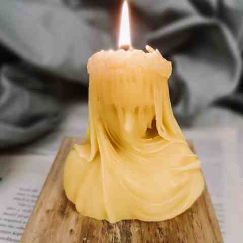 Handcrafted in the UK, this beeswax candle features the elegant Veiled Lady design, combining historical art with natural candlelight.