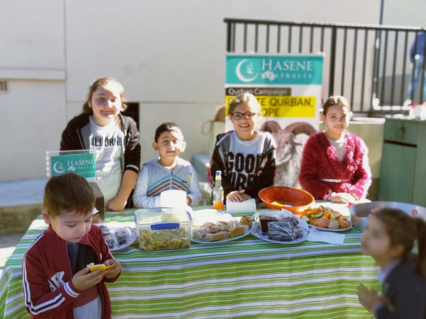 Kids helping Qurban