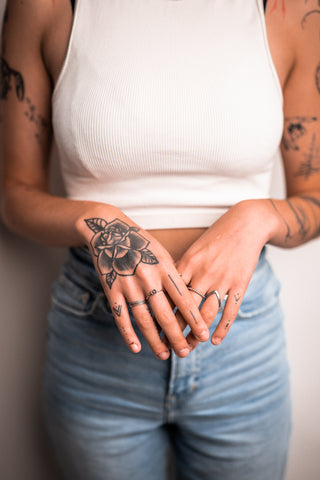 20 Powerful Hand Tattoos For Women • Body Artifact