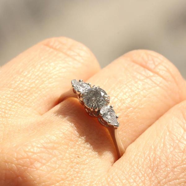 טבעת אירוסין יהלום אפור