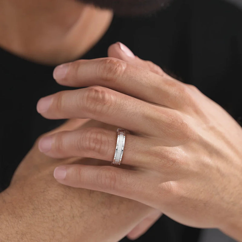 Man's outstretched fingers wearing a gold wedding ring Stock Photo - Alamy