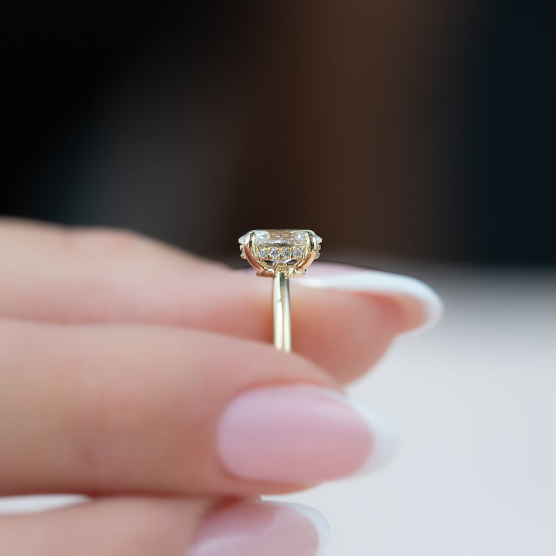 The Low Profile Kamelie - Engagement Ring Made in Yellow Gold