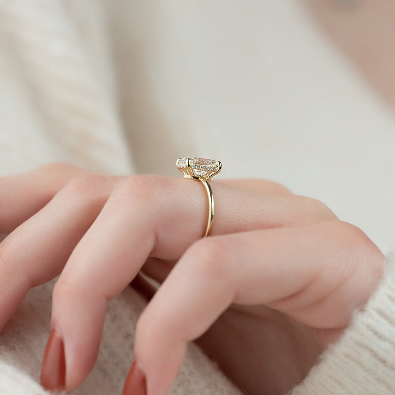 The Low Profile Kamelie - Engagement Ring Made in Yellow Gold