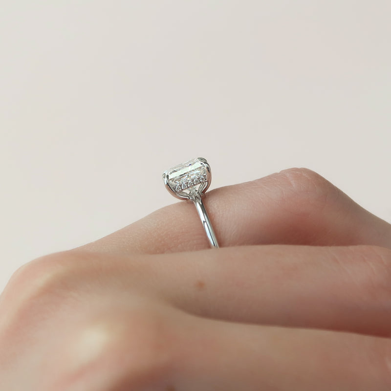 The Low Profile Kamelie - Engagement Ring Made in White Gold