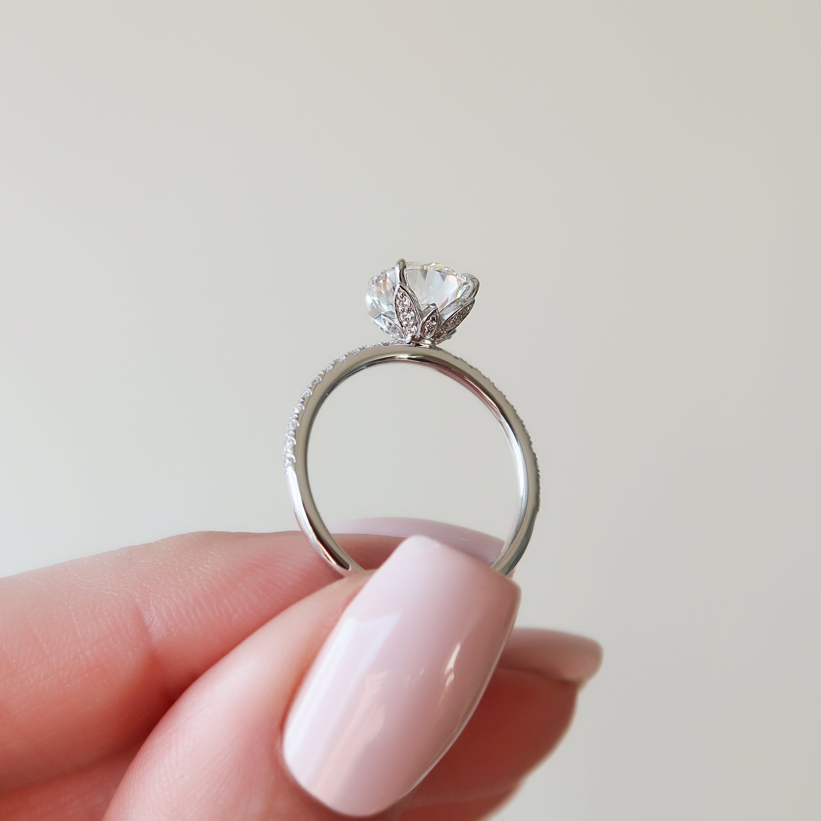 The Pave Lily WG R data-carat=2.5 data-metal=white-gold