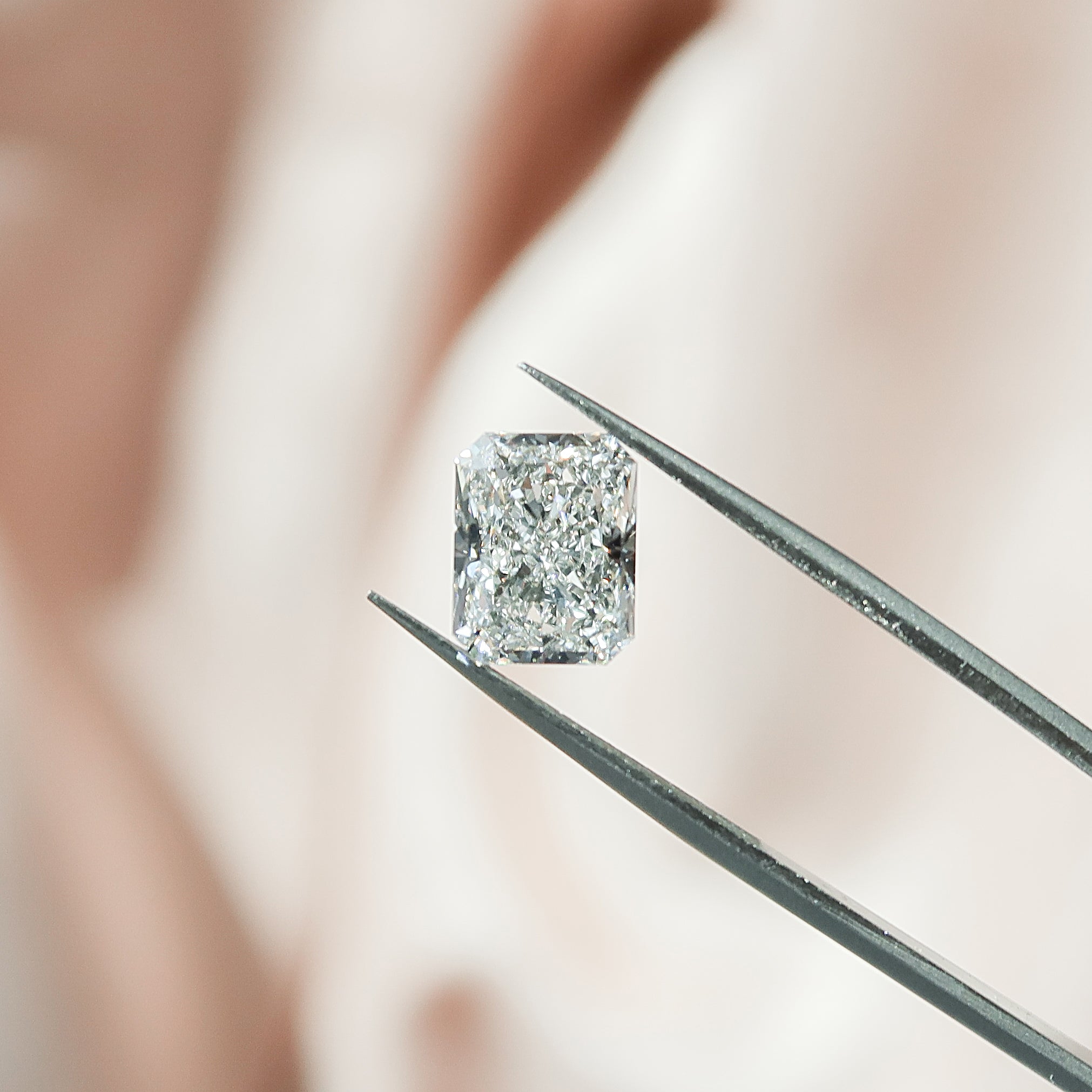 Two-Tone Solitaire Diamond Six-prong Knife-edge Engagement Ring / 4.59  Carat Round Lab Diamond | Ritani