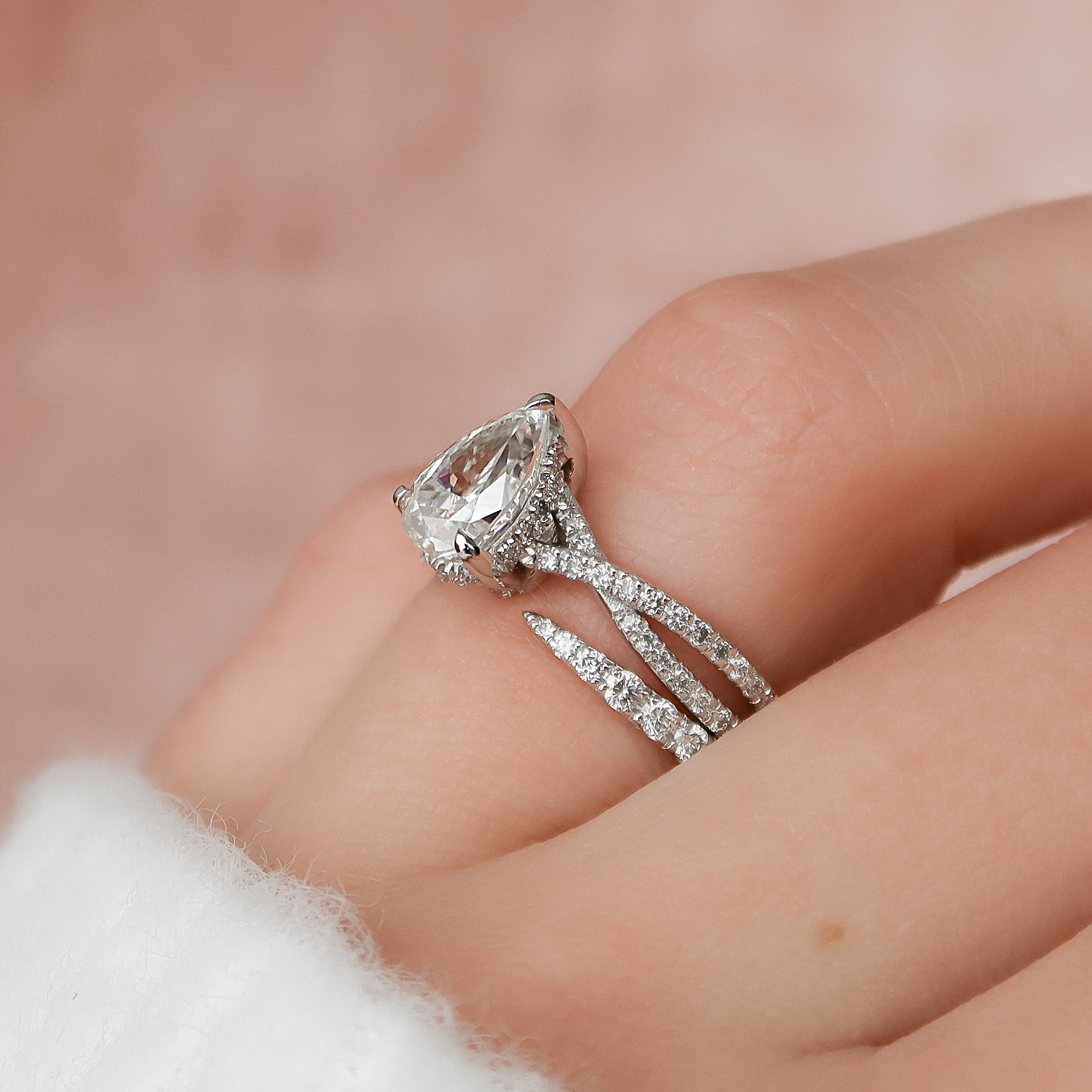 The Best Pear Shaped Diamond Ring Settings (With Beautiful Photos)