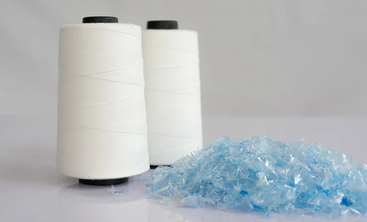 Rouleau de polyester recyclé et morceau de plastique