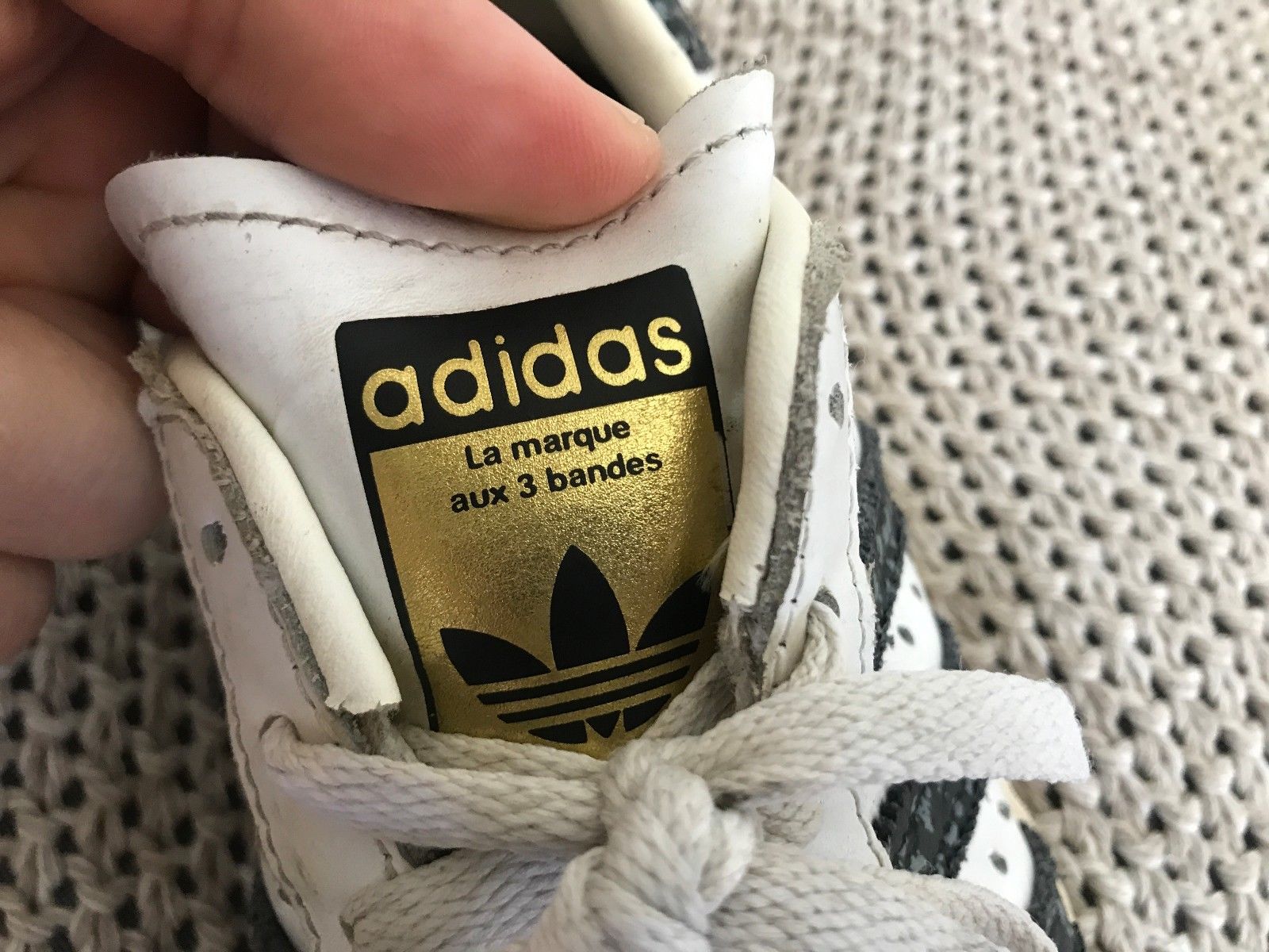 white adidas la marque aux 3 bandes