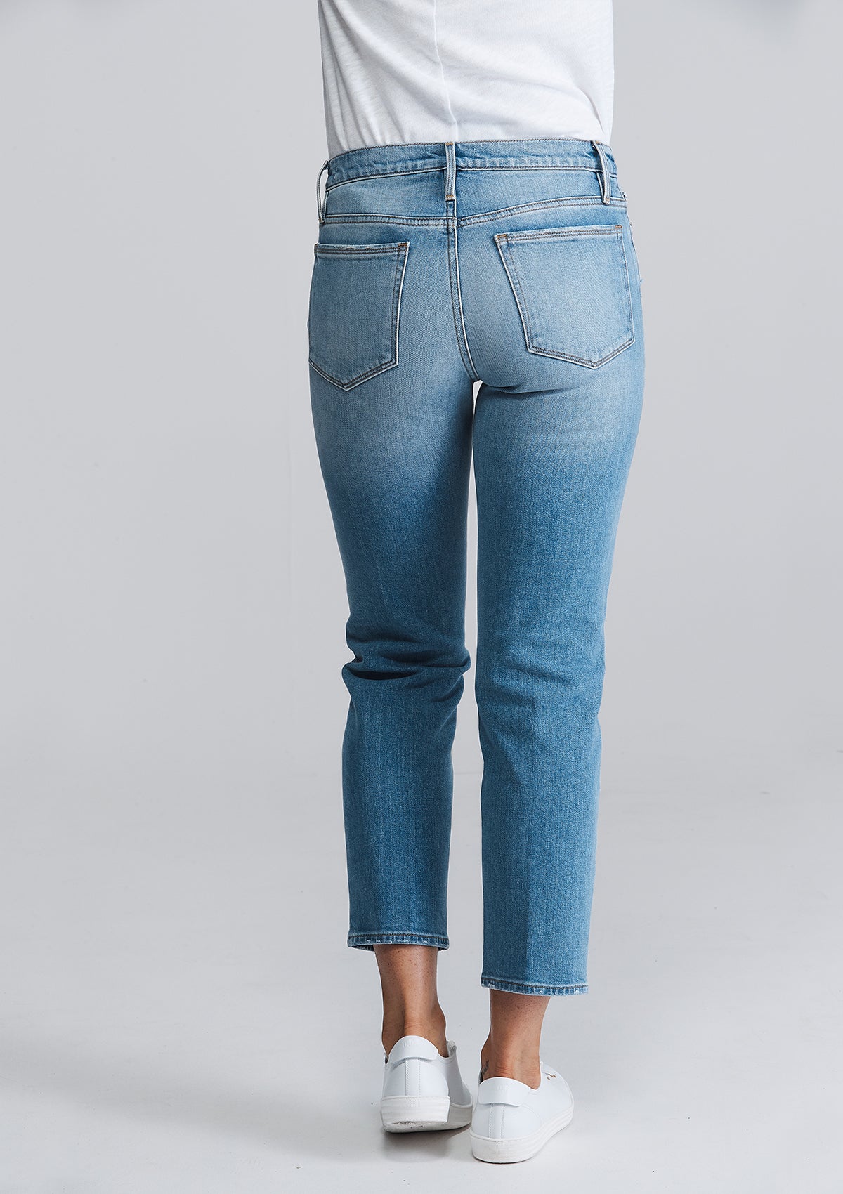 FRAME Le Nouveau Straight Jeans