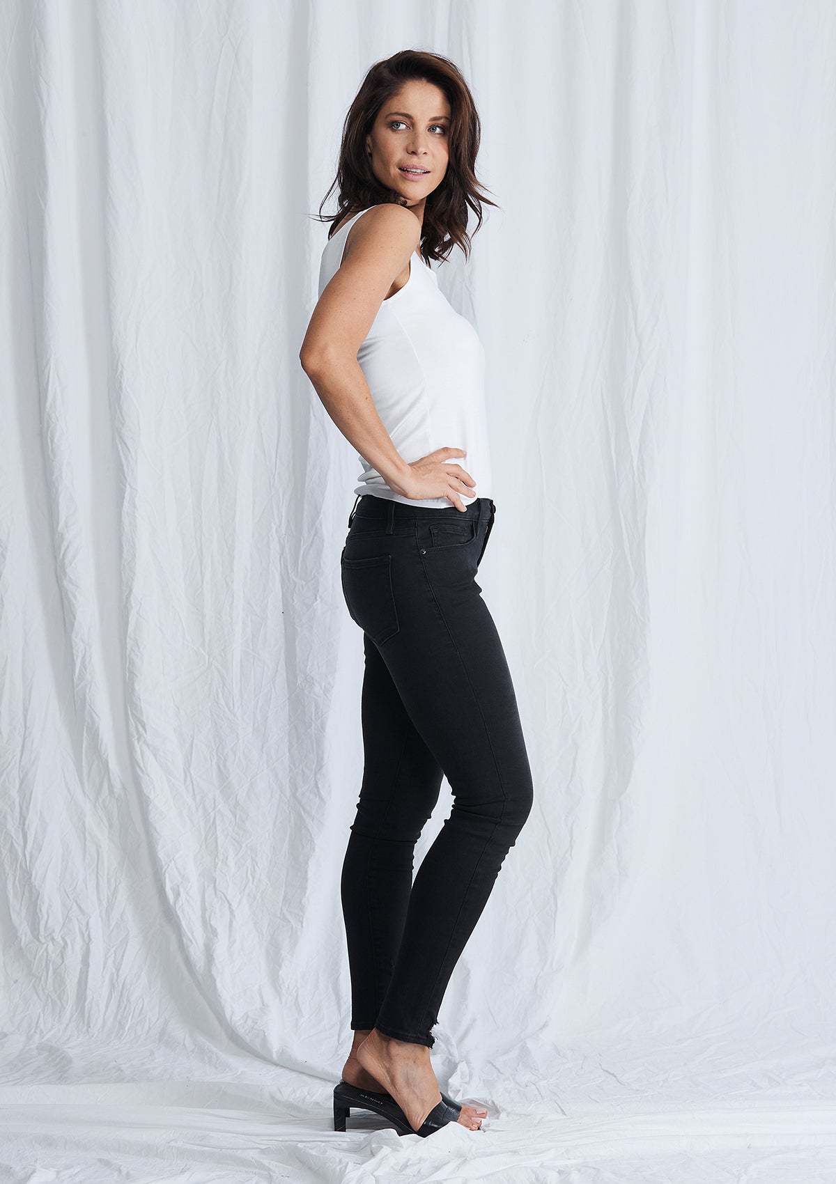 FRAME Le Skinny De Jeanne Chewed Hem Jeans