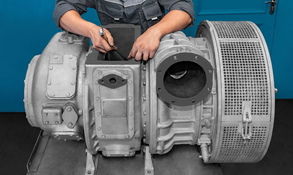 Revisión y reparación de un turbocompresor marino