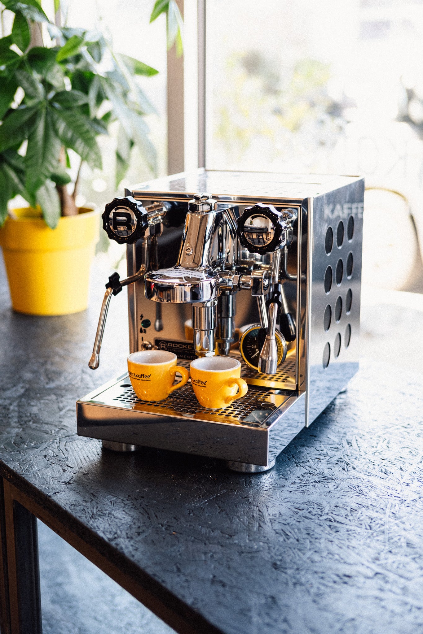 roestkafee Kaffee fürs Büro_Rocket Siebträgermaschine mit roestkaffee Espresso-Tasse