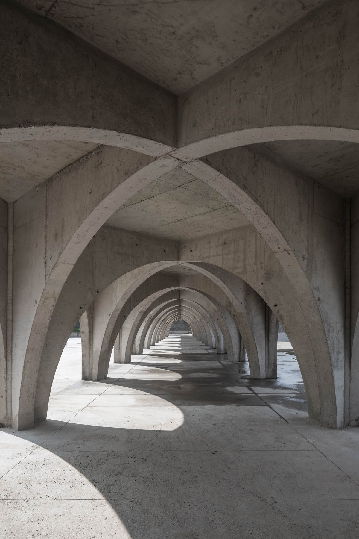 Los tres edificios están conectados por un pasillo cubierto que funciona como eje rector y elemento de organización espacial: la columna vertebral, compuesta por 24 vértebras en forma de arcos. Foto: Onnis Luque