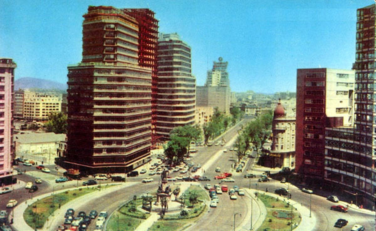 Una fotografía de 1954 donde se aprecia una ciudad “moderna” y dinámica. Con los primeros edificios altos y construcciones de estilo moderno.