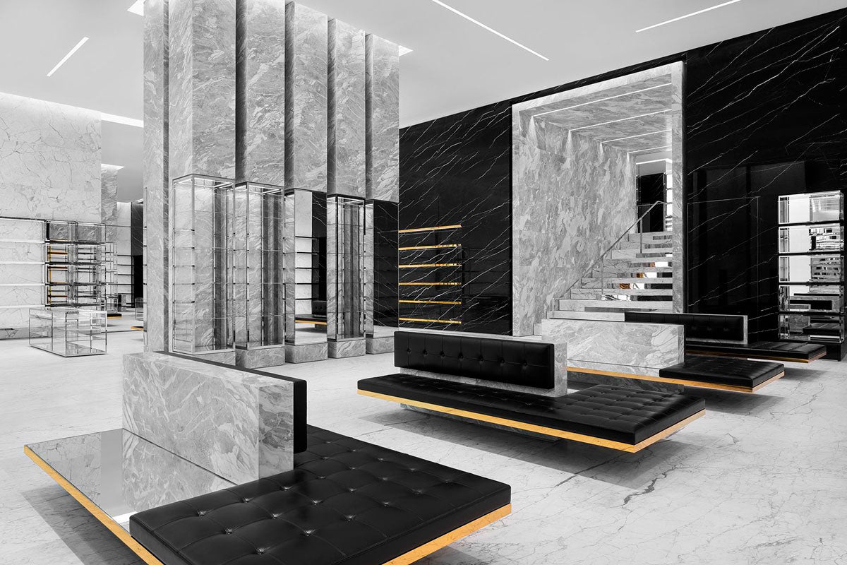 Las tiendas de Yves Saint Laurent suelen destacar por el uso de mármol, la más reciente de ellas está ubicada en Dubai.