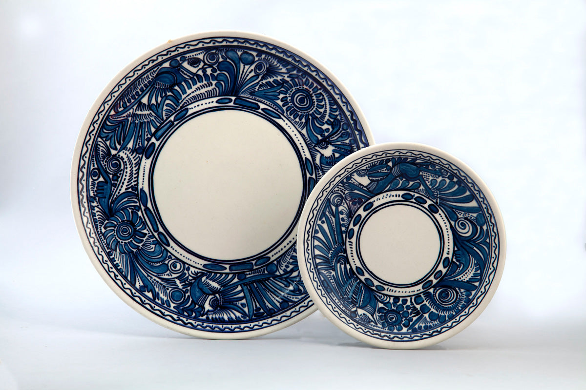 Set de dos platos,, 1960, de la línea «Fantasía» (azul sobre blanco).  Cortesía de Museo Franz Mayer.