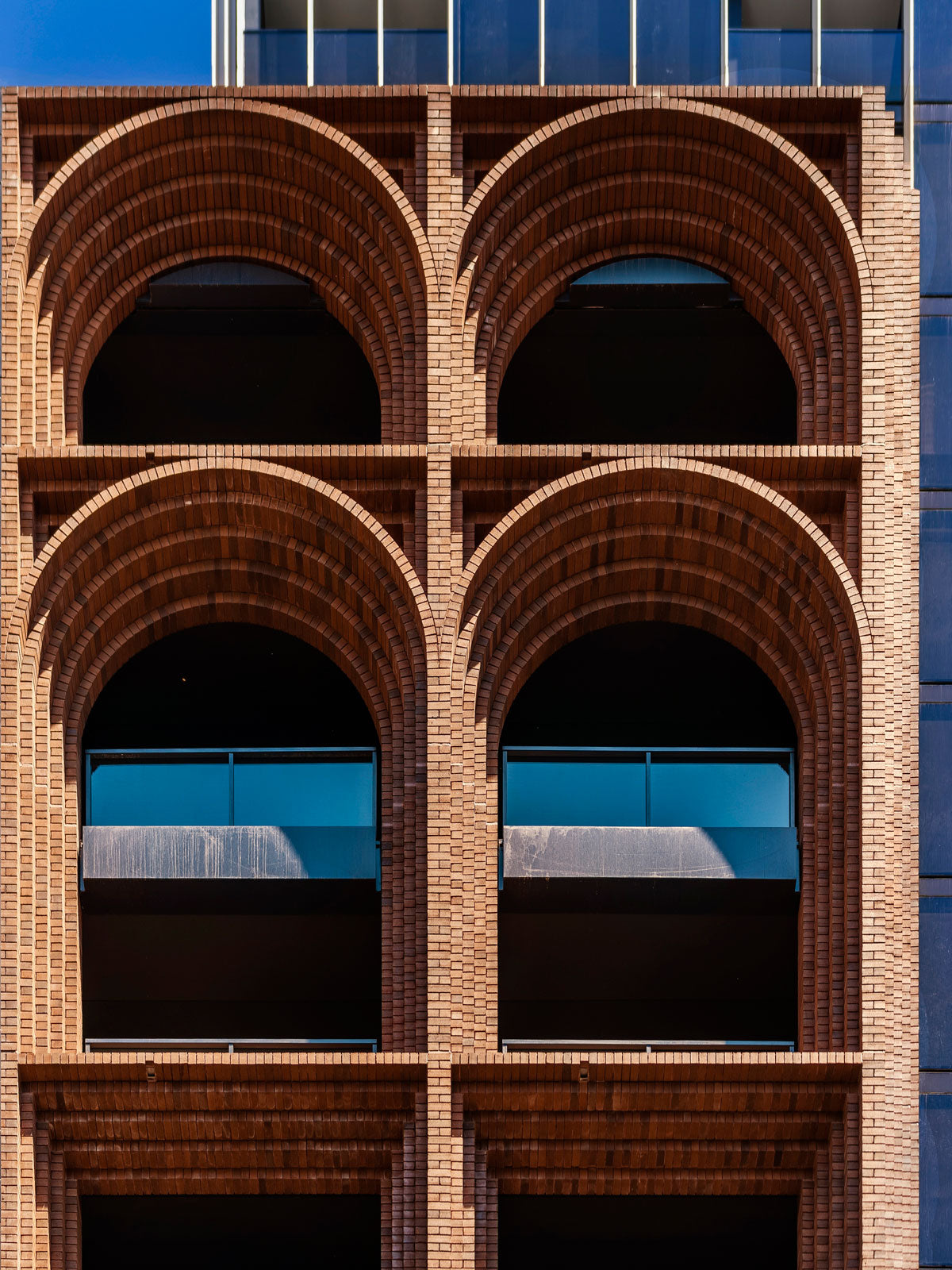 Sidney, Australia, es el hogar de ARC, un edificio diseñado por Koichi Takada Architects, quienes se concentraron en combinar lo antiguo con lo nuevo. Ladrillos realizados a mano y un techo orgánico son los verdaderos protagonistas del proyecto. Foto: Martin Siegner