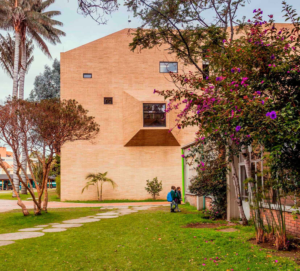 El edificio de Primaria del Colegio Anglo en Bogotá (Colombia), fue diseñado por Daniel Bonilla Arquitectos, quienes planearon un lugar amplio, que valora el paisaje en el que está posicionado y juega con los espacios. El material de construcción fue ladrillo, concreto y vidrio. Foto: Rodrigo Dávila.