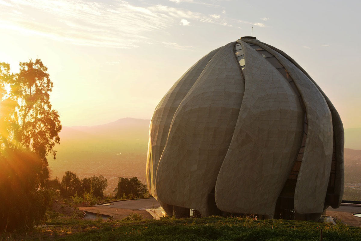 La idea del Templo Bahá'í es expresar una fe inclusiva y es un punto de referencia en Chile. Elaborado por Hariri Pontarini Architects está ubicado en la Cordillera de los Andes. El complejo es curvo e invita a la contemplación tanto espiritual como arquitectónica.  Fotos: Daniela Galdames