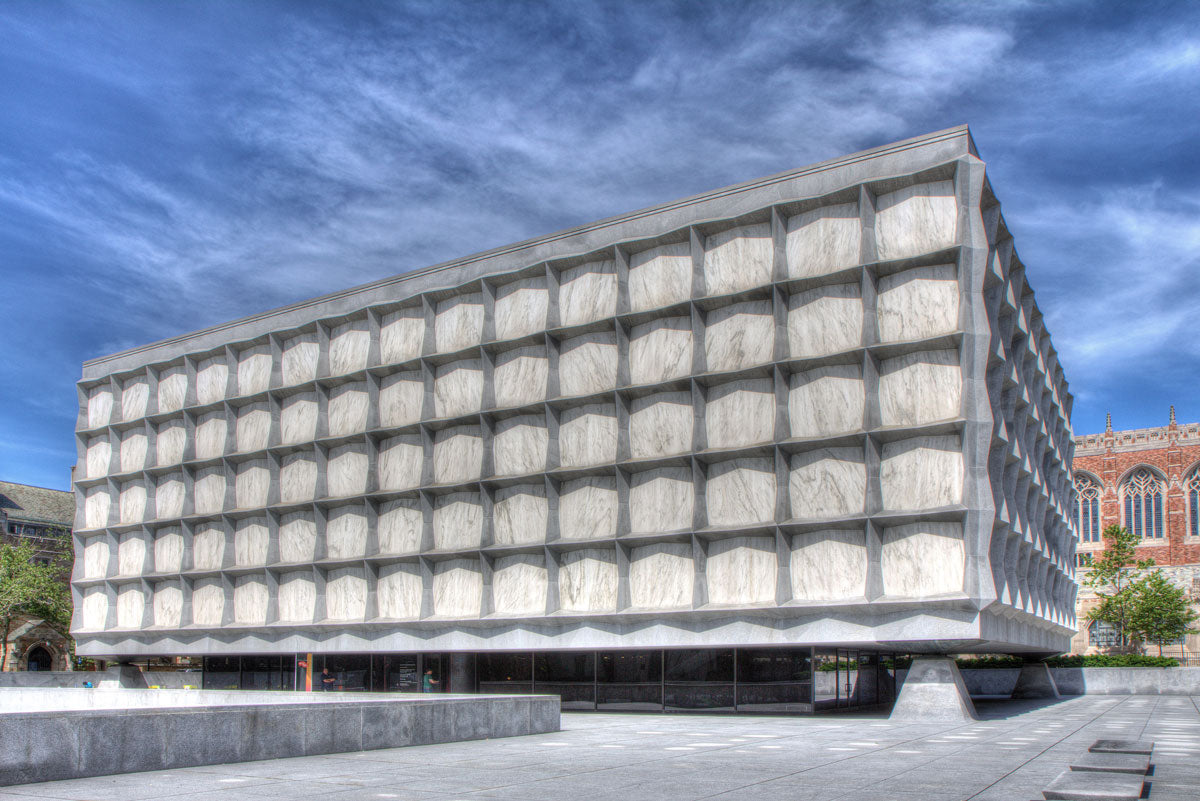 Beinecke Rare Book & Manuscript Library, una de las bibliotecas de la Universidad de Yale, destaca no sólo por contener los libros más raros del mundo, sino también por su fachada hecha de mármol para que la luz exterior no dañe el contenido del edificio.