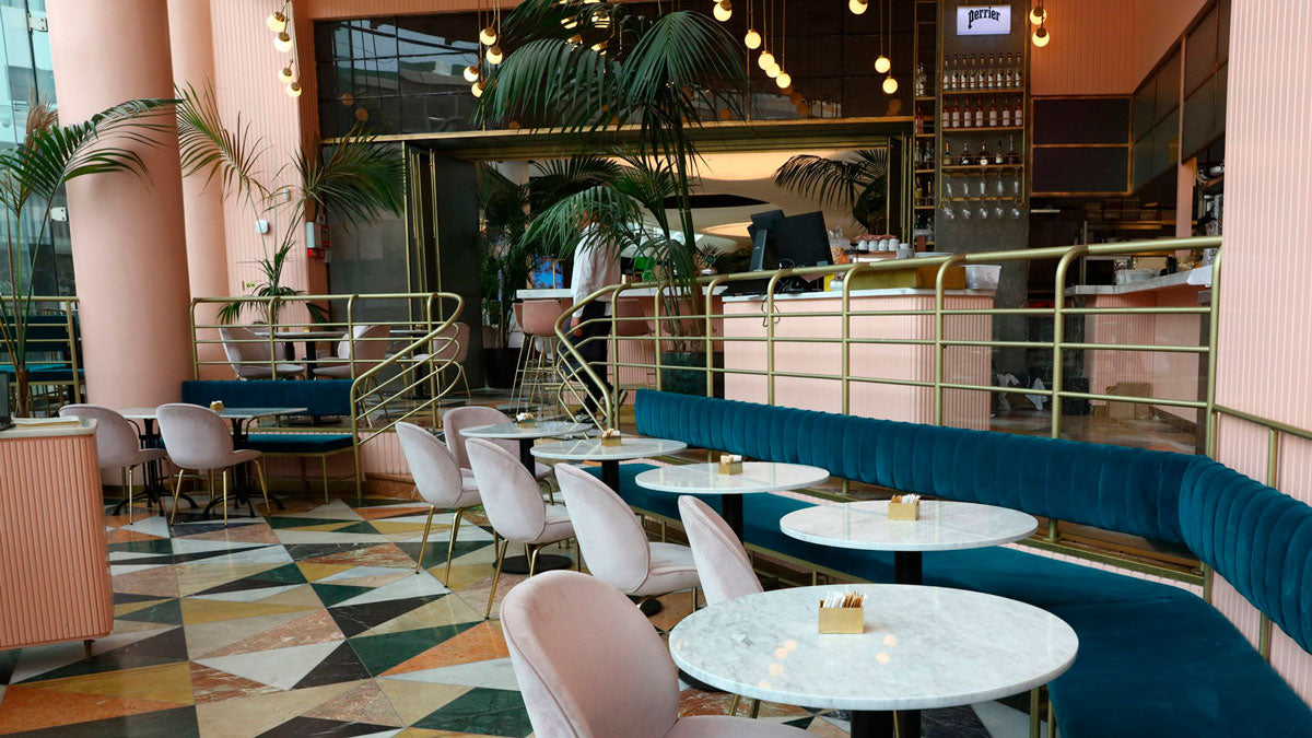 Cafetería es un local en Tel Aviv que destaca, además de su diseño, por su piso realizado con pedacería de mármol de diferentes colores que contrastan con los tonos pastel del lugar.