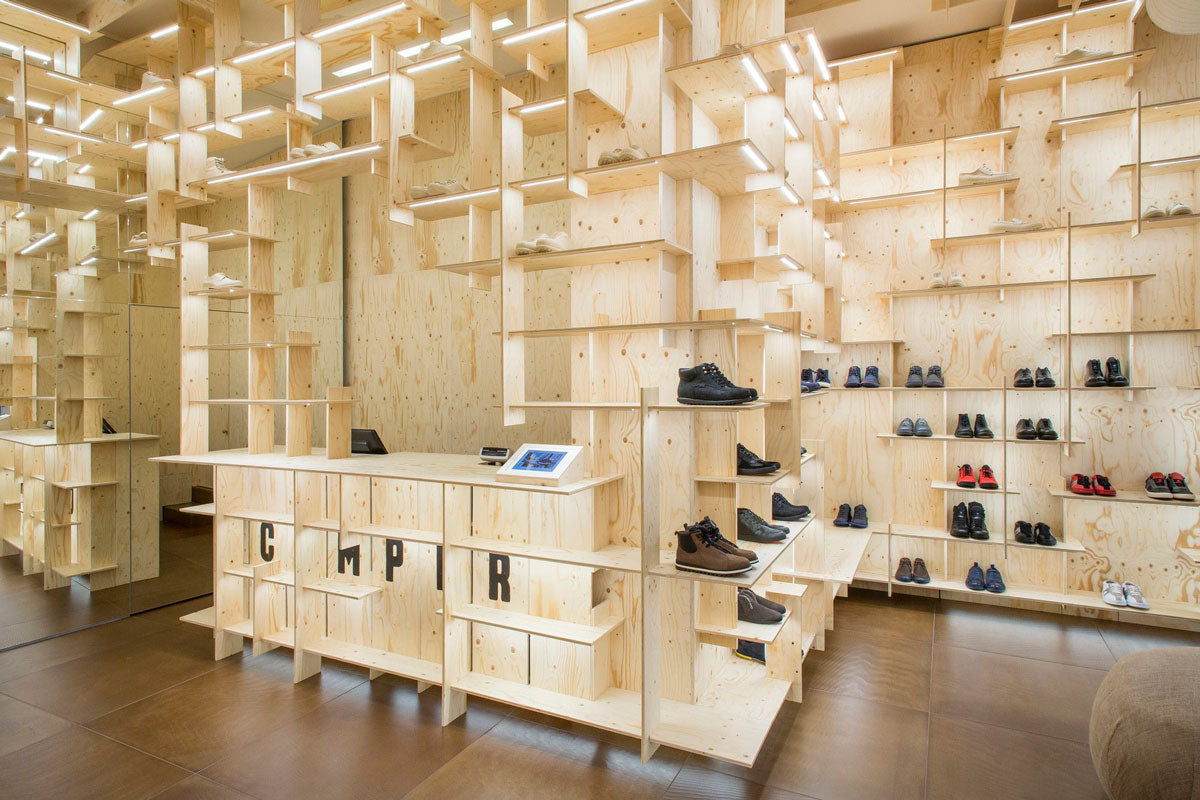 Cuando la moda y la arquitectura se mezclan dan resultados como el que Kengo Kuma and Associates presentó a la Camper Shop en Milán, Italia. Madera para crear un look casual y contemporáneo. (Foto: Zeno Zotti)