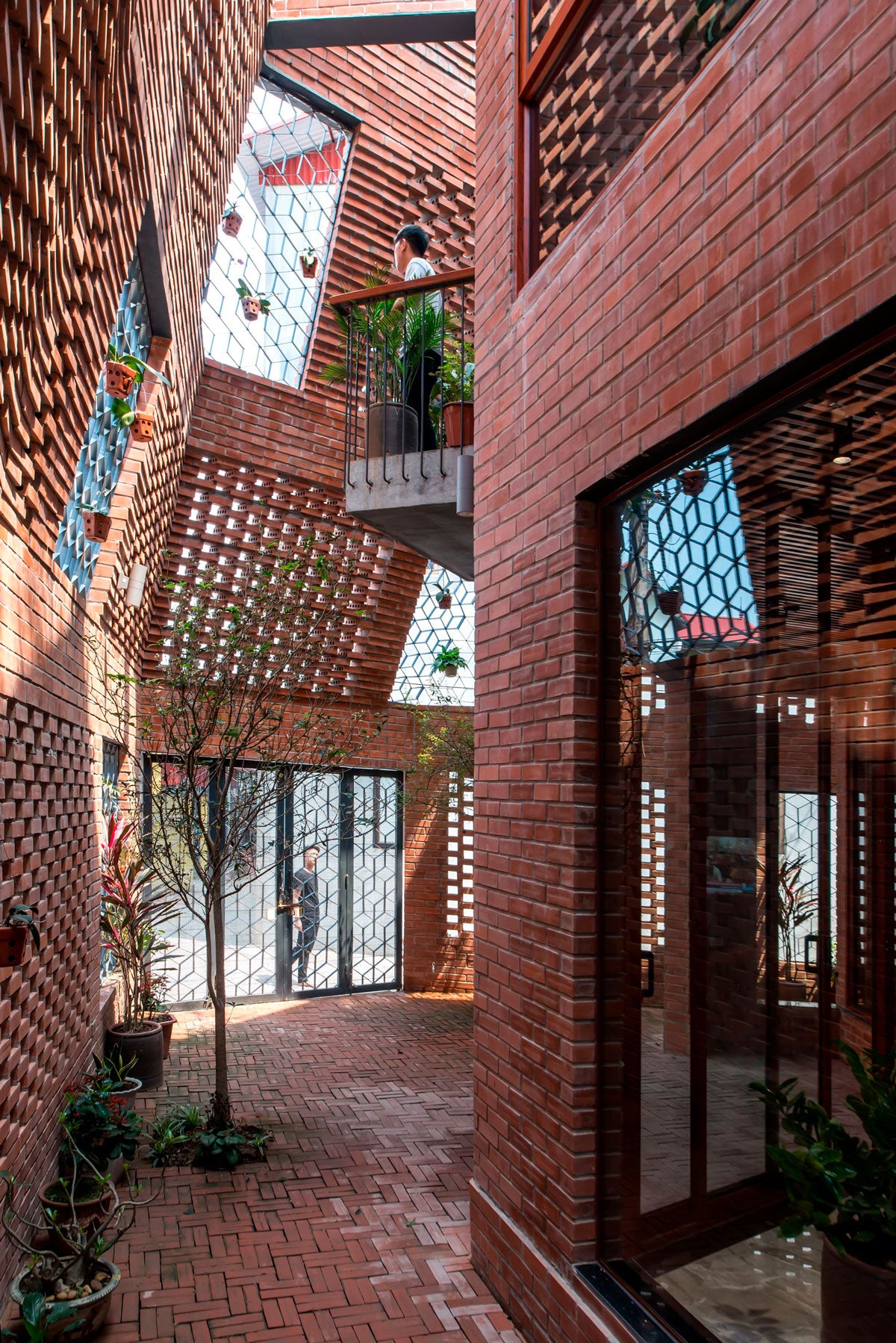 En Vietnam, el ladrillo ha sido (por mucho tiempo) un material fundamental para la construcción manual y se presenta sobretodo en las áreas rurales como Đông Anh, en donde se encuentra la casa conocida como Brick Cave. H&P Architects fueron los artífices de su diseño; una estructura con dos capas de muro de ladrillo y arreglos de plantas para darle un toque más natural. Foto: Nguyen Tien Thanh.