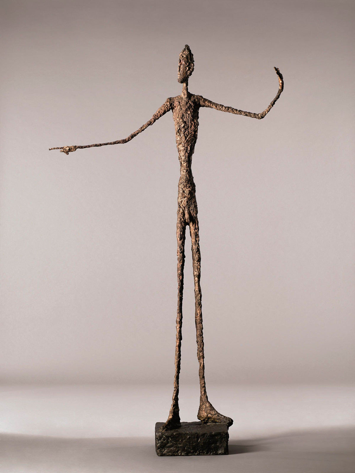 El hombre que señala. Escultura de bronce creada por Giacometti, 1947. 