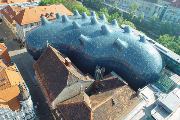 Foto: Kunsthaus Graz (en esta imagen se puede apreciar como el edificio se integra entre la urbanización)