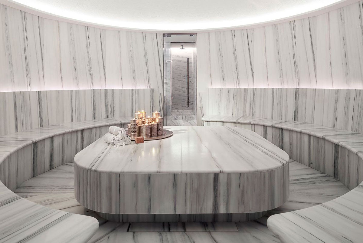 La Hammam Suite en el T Spa del Grand Hotel Tremezzo, en el Lago di Como, es una obra de mármol que además de relajar impresiona por su delicadeza. Una ola de mármol italiano blanco acompaña al tradicional baño turco.